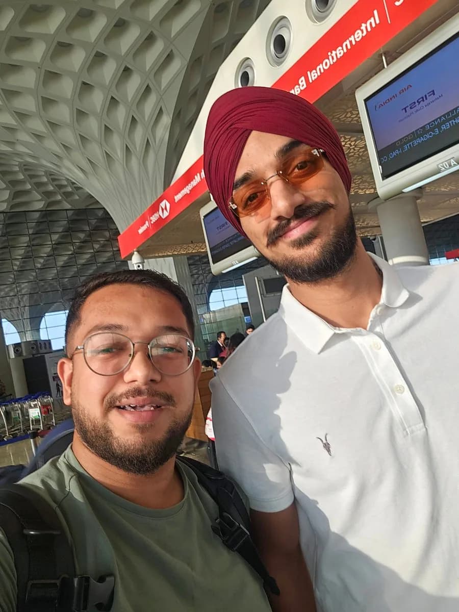 Ashish taking a selfie with Arshdeep Singh at the airport in Mumbai.